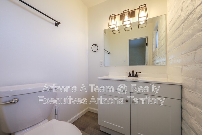 Building Photo - 4014 E Fairmount St