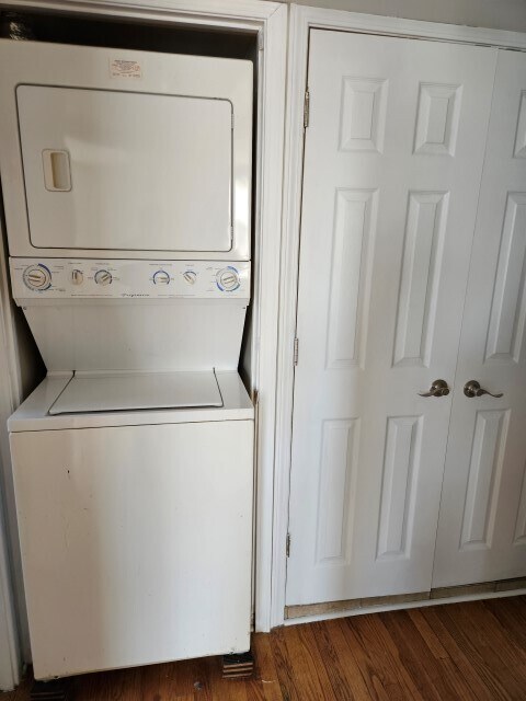 Building Photo - 6104 N Damen Ave