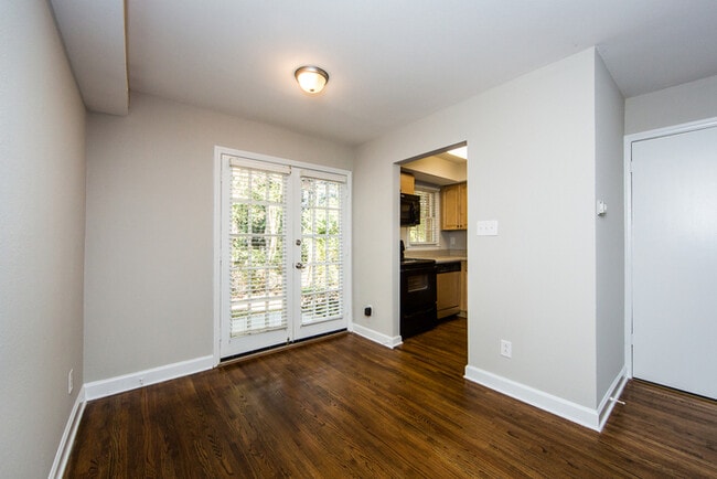 Building Photo - Charming 2BD/1BA Townhouse at Cotswold!