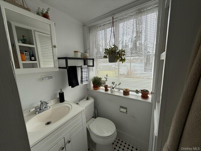 Building Photo - 293 W Shore Rd