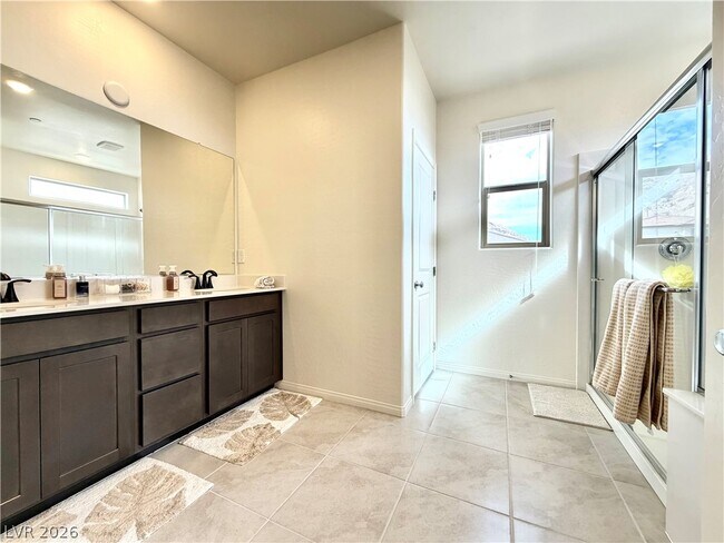 Building Photo - 11852 Black Canary Ave