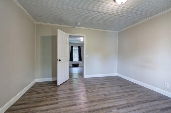 Building Photo - 2014 Maple Ave SW