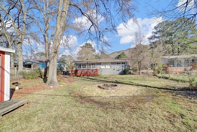 Building Photo - 204 Woodside Dr