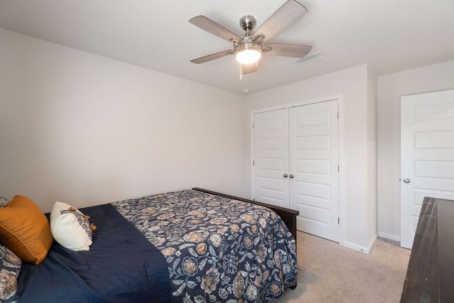 Building Photo - Gorgeous and Spacious 5/3 Home with Commun...
