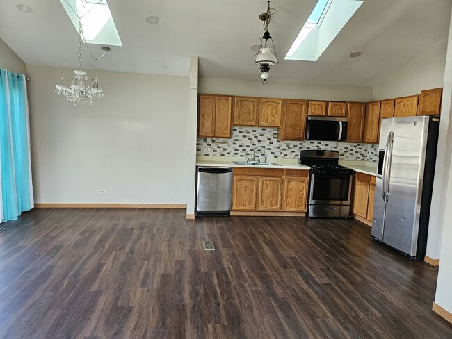 Building Photo - 640 Le Parc Cir