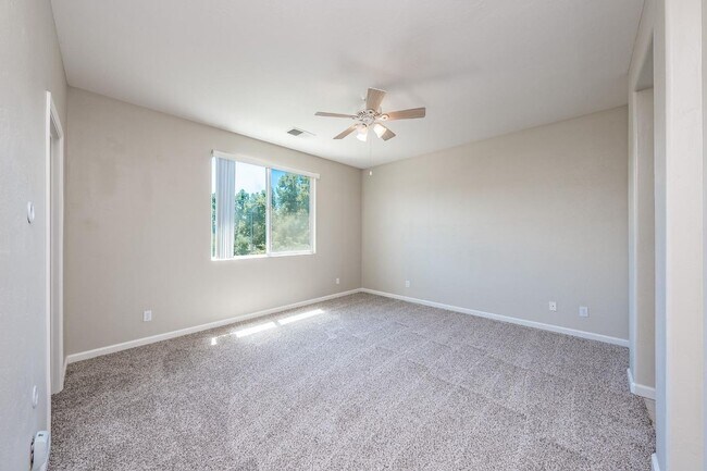 Building Photo - Beautifully Updated North Clovis 3/3
