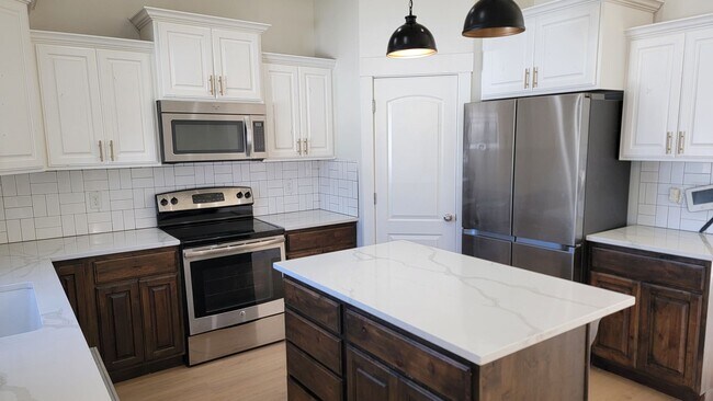 Building Photo - Large and Spacious Lehi Home