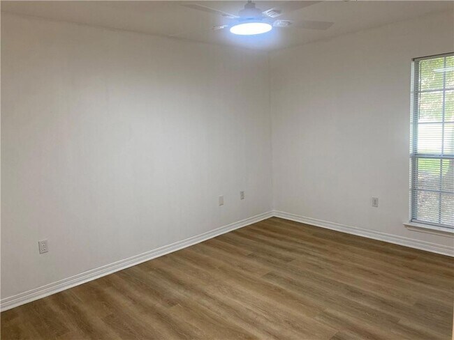 Building Photo - 1373 Fairfield Dr