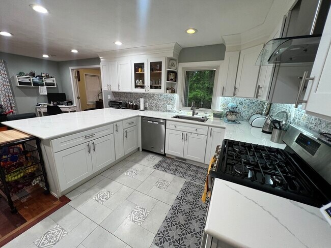 Building Photo - 45 Winterberry Way