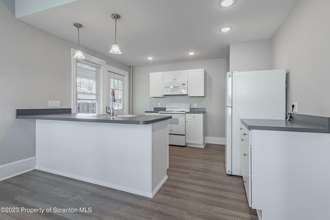 Building Photo - 802 Quincy Ave