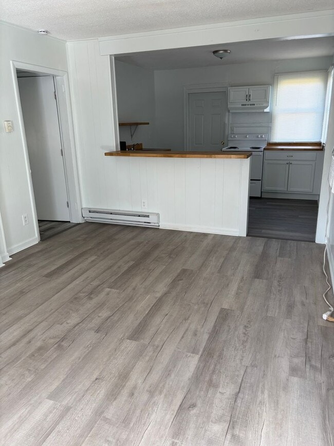 Building Photo - Charming 2-Bedroom Home with Spacious Yard