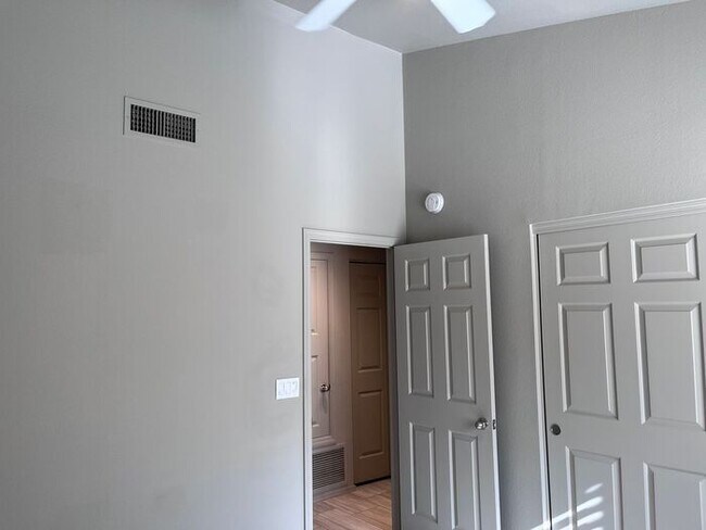 Building Photo - Adorable light and bright! 3Bedroom/2Bath ...