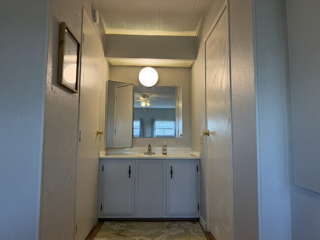 Building Photo - "Charming 2-Bed, 2-Bath Mobile Home Retreat in Harbor Cove!"