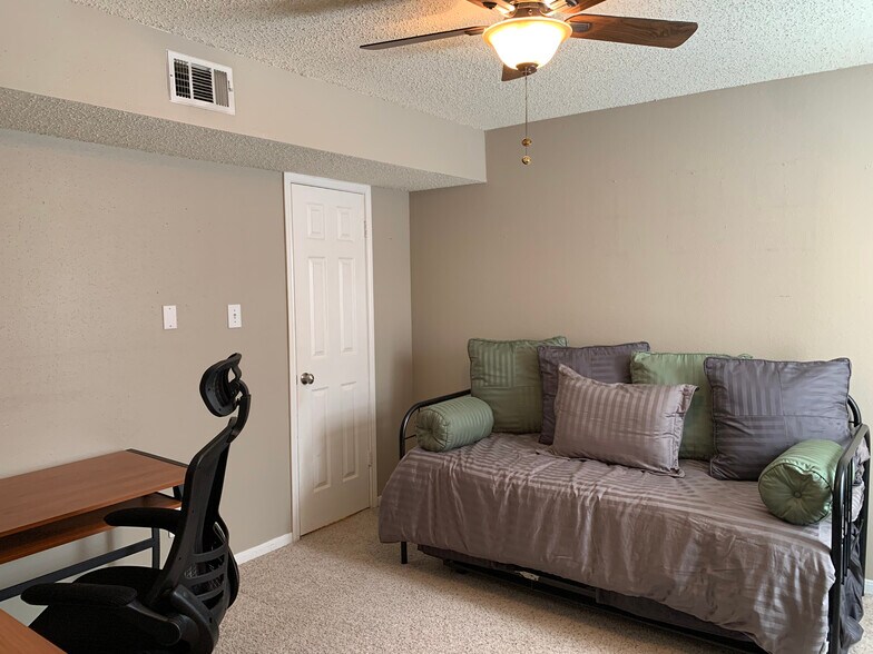 Building Photo - 2300 Old Spanish Trl