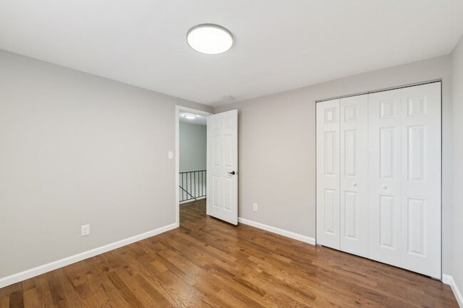 Building Photo - Charming 3 Bed 2.5 Bath Interior Townhome ...