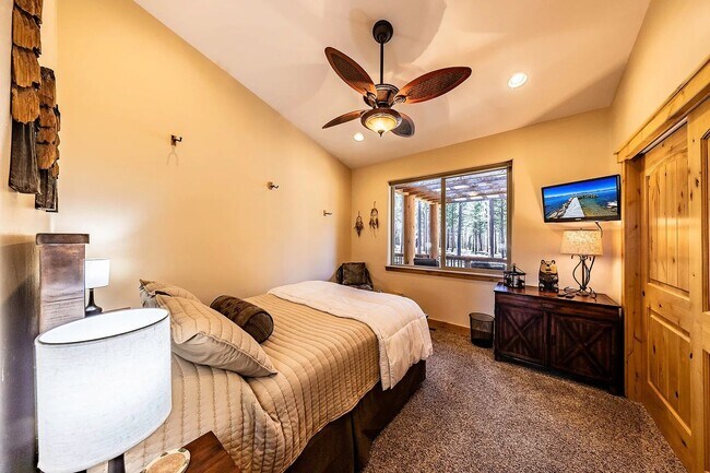 Building Photo - Large Mountain Luxury Home