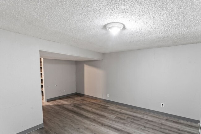Building Photo - COMING SOON! 3 Bedroom 1 Bathroom in Grand...