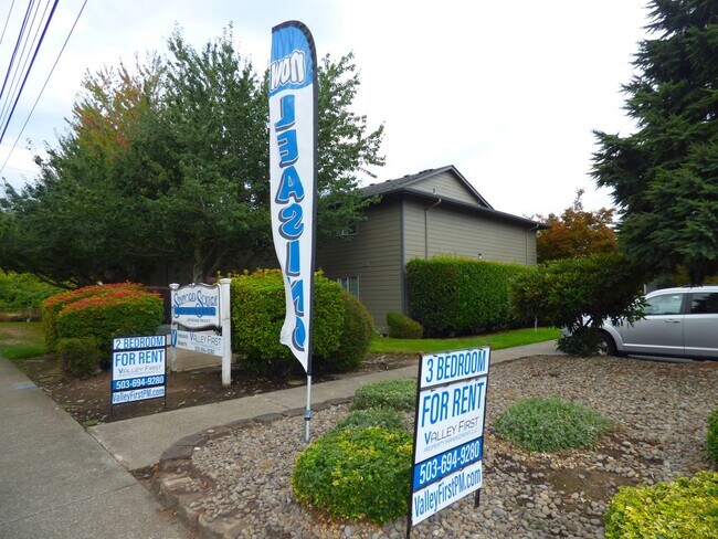 Building Photo - Rent Special: 1/2 Off May's Rent! Second Floor 3 Bedroom apartment