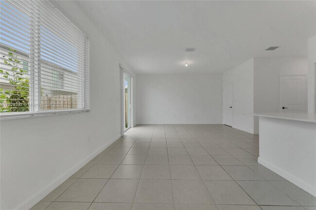Building Photo - 725 SE 14th Ct