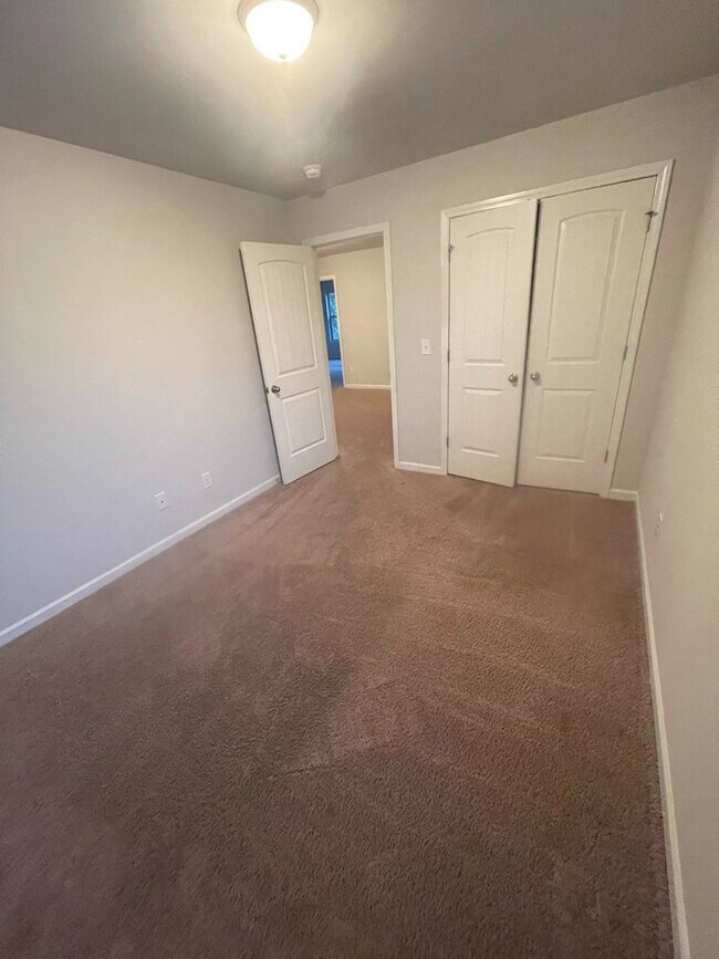 Building Photo - 124 Daisy Cir