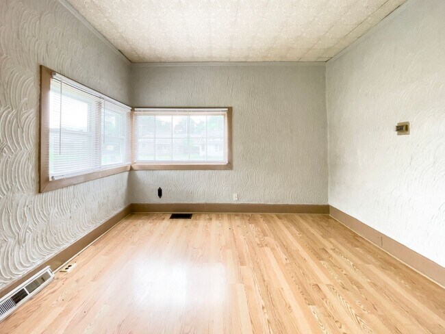 Building Photo - 1810 E 6th St