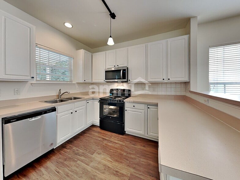 Building Photo - 8428 Whisper Ridge Pl