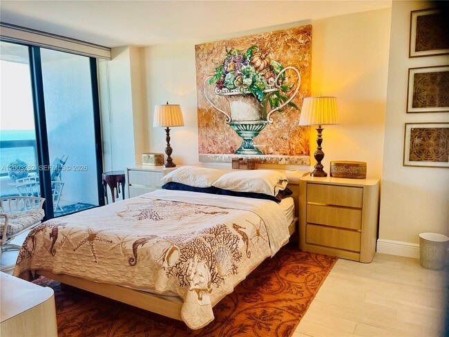 Building Photo - 2555 Collins Ave