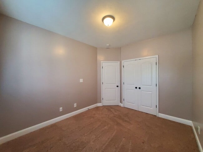 Building Photo - 2244 Lakedale Dr
