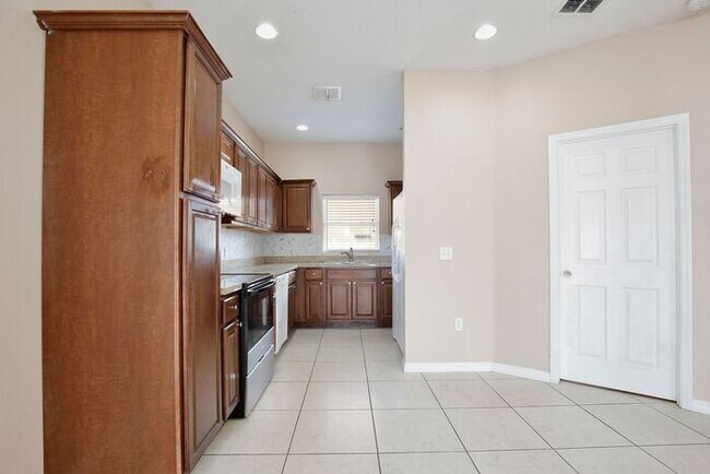 Building Photo - Spacious 4/2 Home with a Large Fenced Backyard and a 2 Car Garage Located in Buena Ventura Lakes ...
