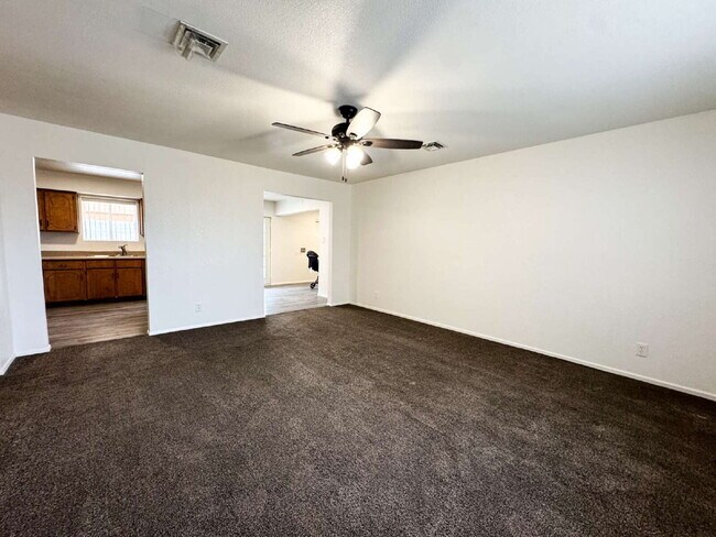Building Photo - "Centrally located 3 bedroom, 2 bathroom H...