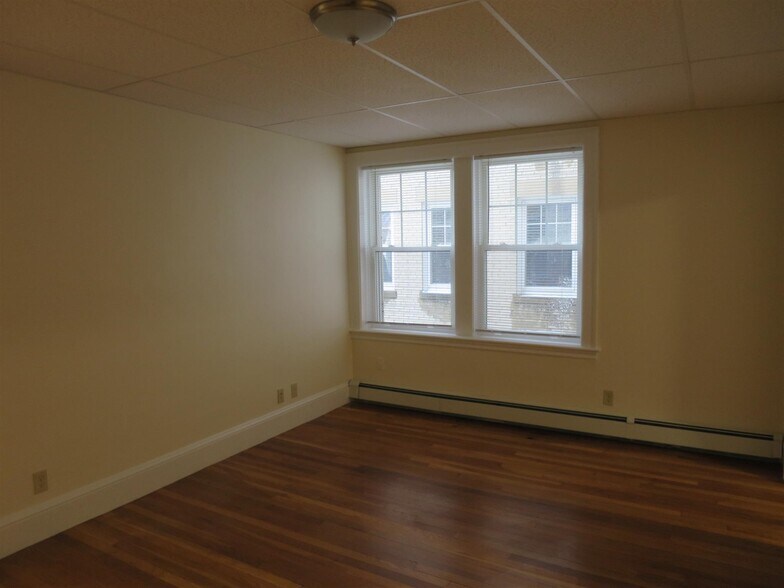 Building Photo - 32 College Ave