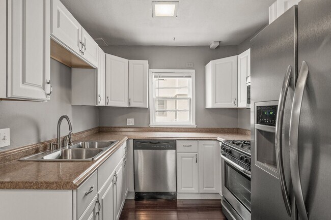 Building Photo - 3BR/1 Bath Lower Level Duplex in Northeast...