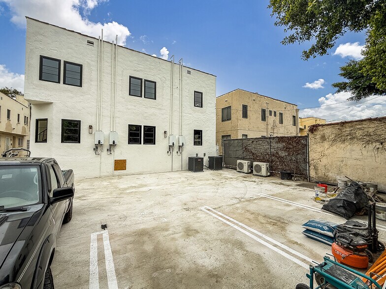 Building Photo - 150 N Arnaz Dr