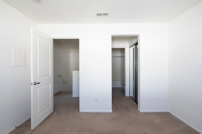 Building Photo - Spacious Two Bedroom Townhouse in Imperial...