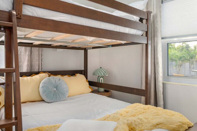 Building Photo - 84 21st Terrace SE