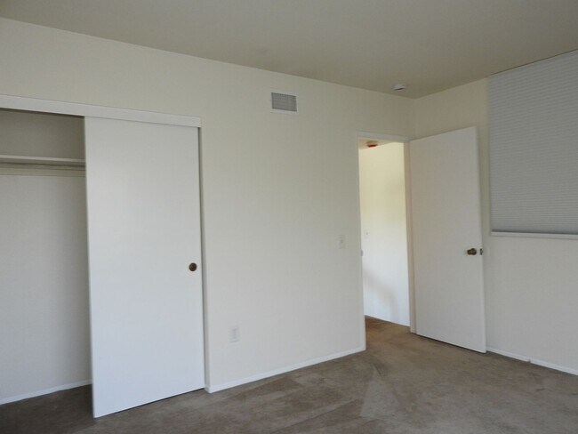 Building Photo - Lovely 2 bedroom townhouse