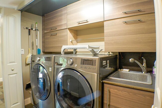 Building Photo - RARE ON MARKET , 2+den 2 1/2 bath overviewing a lake behind bell tower