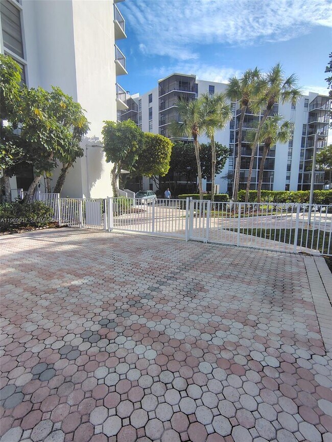 Building Photo - 20400 W Country Club Dr