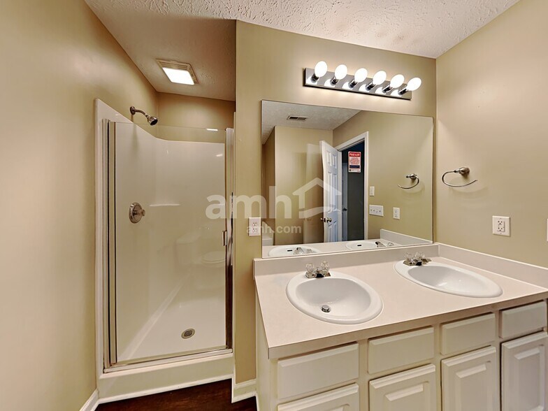 Building Photo - 3136 Hidden Creek Dr