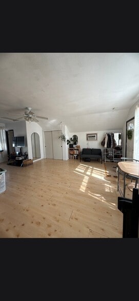 Building Photo - 400 Manzanita Way