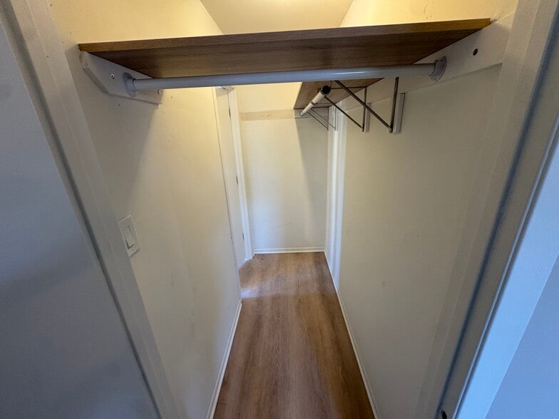 Building Photo - 305 E Clarence St