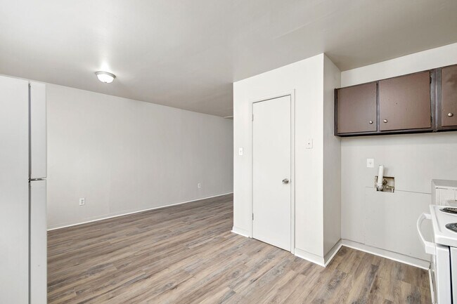 Building Photo - Renovated 3 Bedroom Unit!