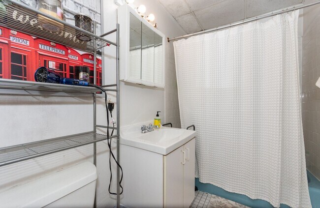 Building Photo - Stunning 4 bed 2 bath in Allston