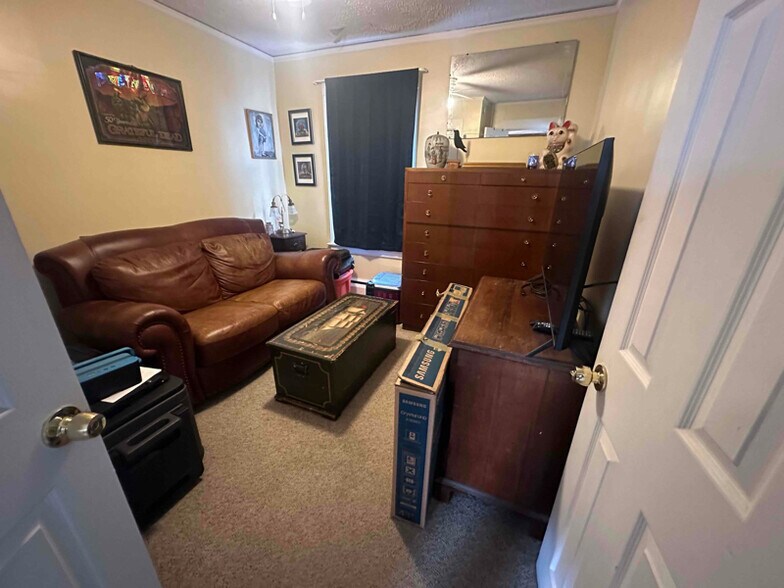 Building Photo - 50 Westbury Park Rd