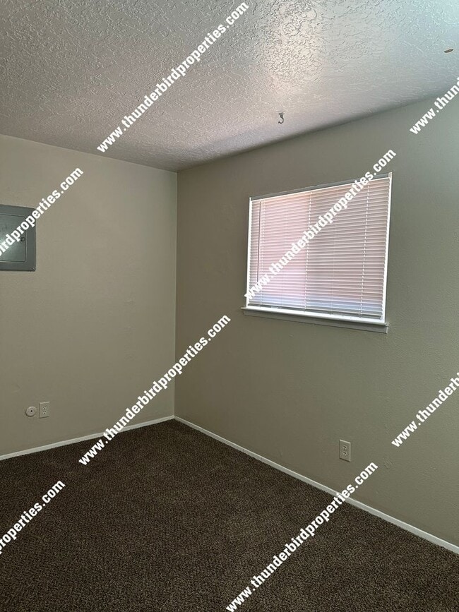 Building Photo - Great NE 3 bedroom- MOVE IN SPECIAL!! $250...
