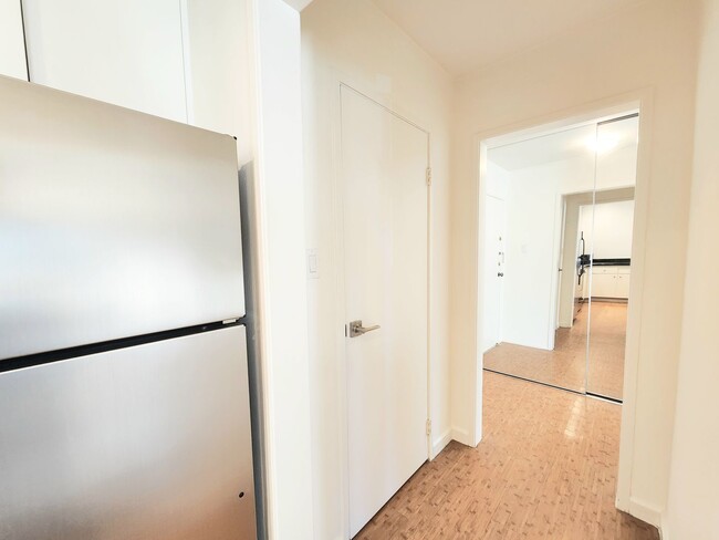 Building Photo - Top floor large 2 bed 2 bath open views at Woodlake