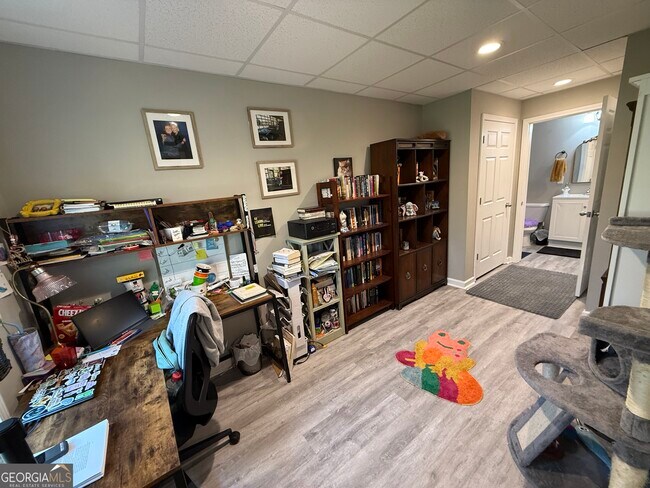 Building Photo - 305 Martin Cir