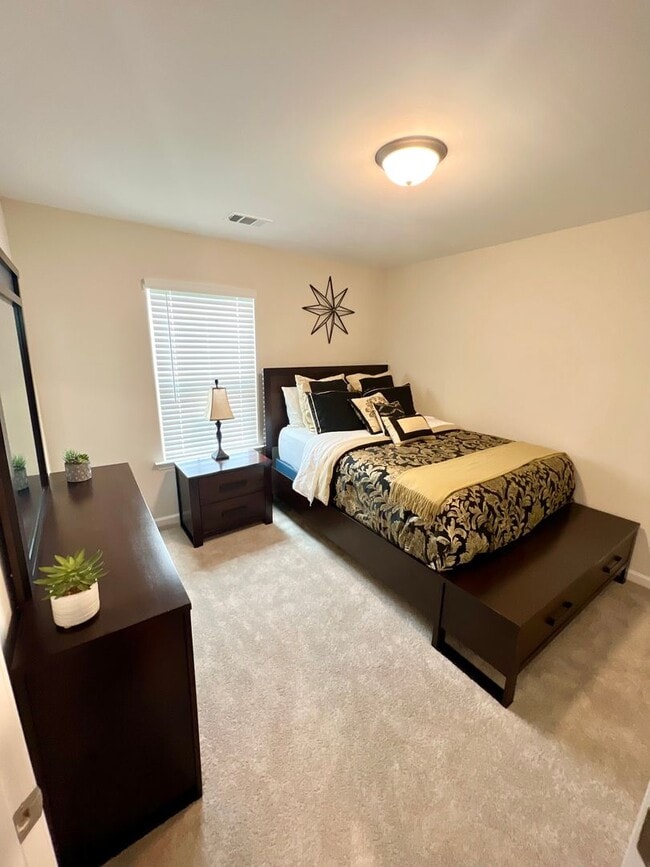 Building Photo - Stunning well kept 4 bed/ 3 bath home!