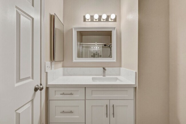 Building Photo - Upgraded 2 bedroom 2 bath upstairs condo 1 WEEK FREE RENT