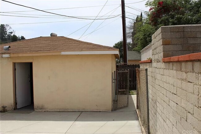 Building Photo - 706 Triana Pl
